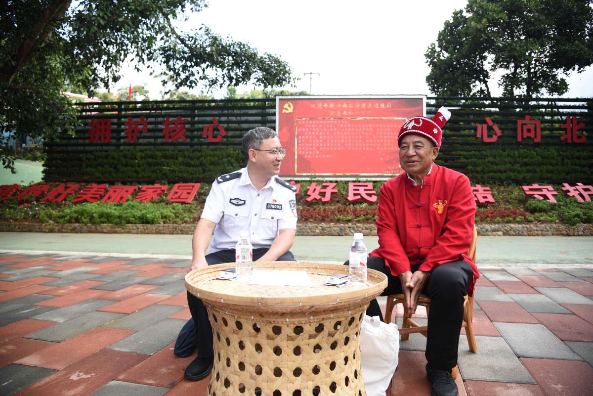 图为聆听老支书分享写信故事.jpg