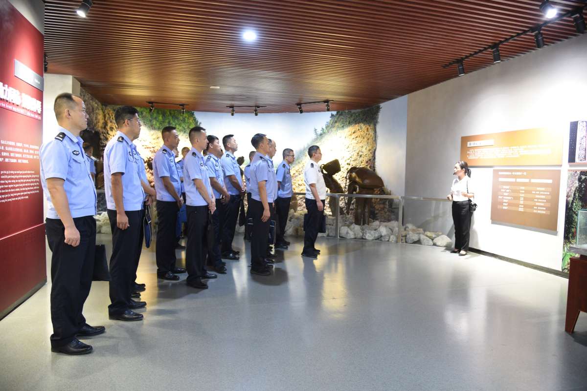 图为参观班洪抗英纪念馆.jpg