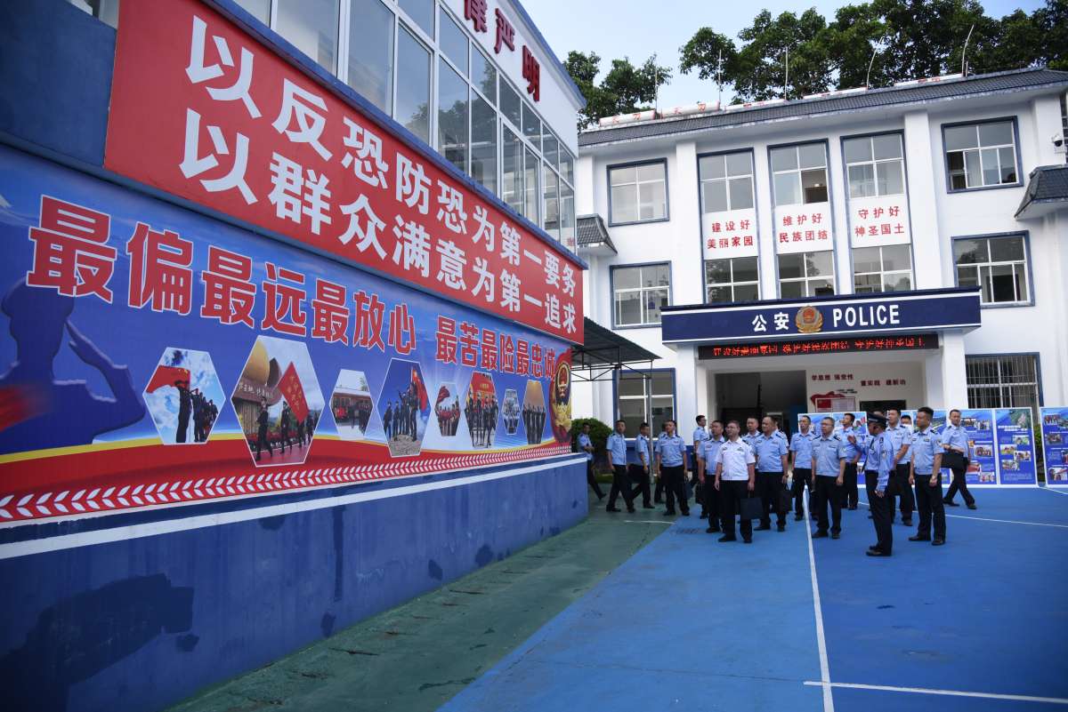 图为参观”枫桥式派出所“.jpg
