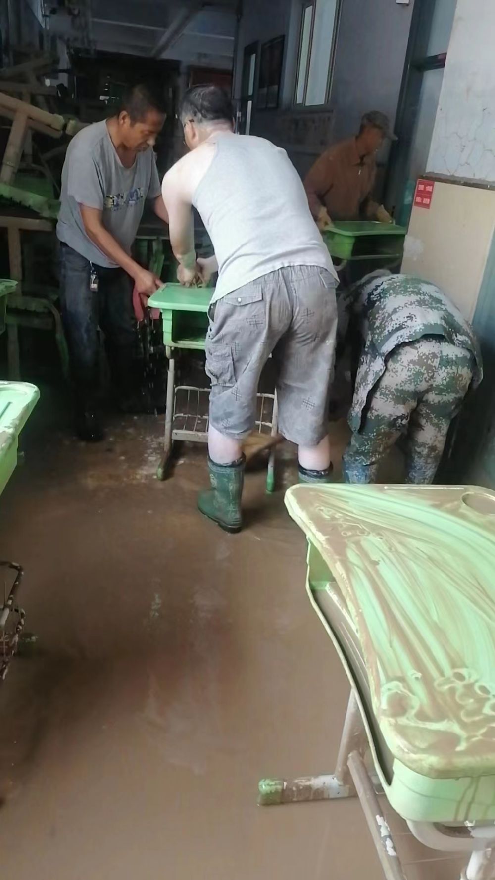 受汛情影响地区积极做好秋季开学准备2.jpg