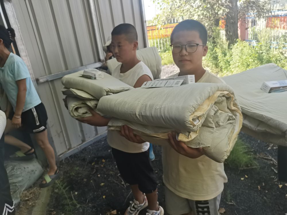 受汛情影响地区积极做好秋季开学准备3.jpg