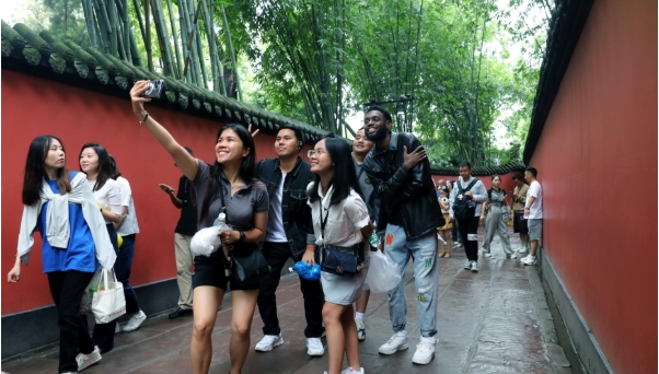 “Z世代”青年走进成都武侯祠.png