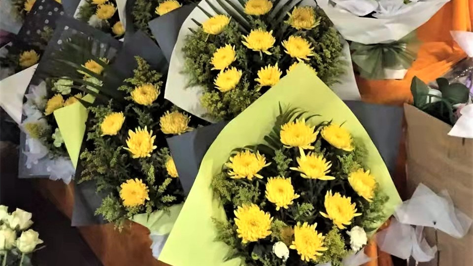 清明 祭祀 鲜花（开屏新闻记者 蒋琼波 摄）