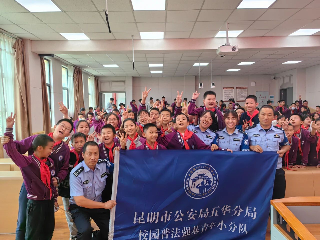 开学第一课 | 五华警方尽心守护“少年的你”！