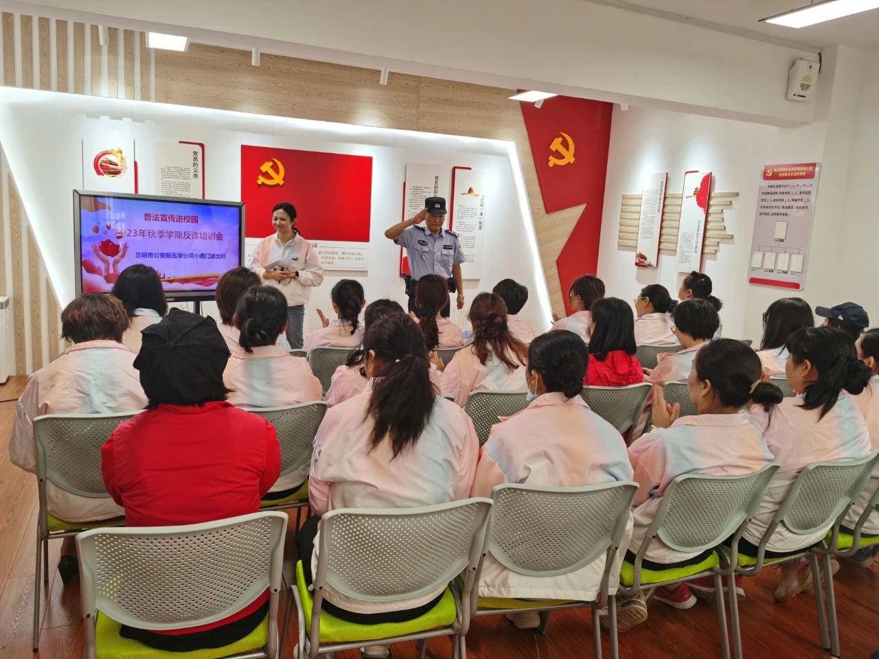 开学第一课 | 五华警方尽心守护“少年的你”！