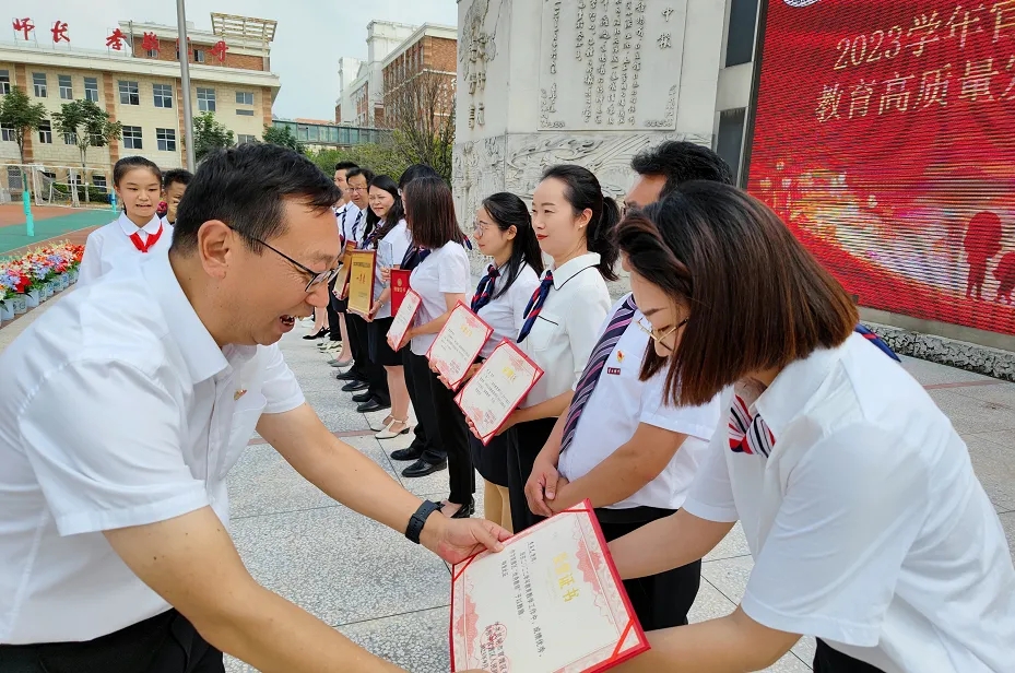 云附星耀学校举行教师节庆祝活动