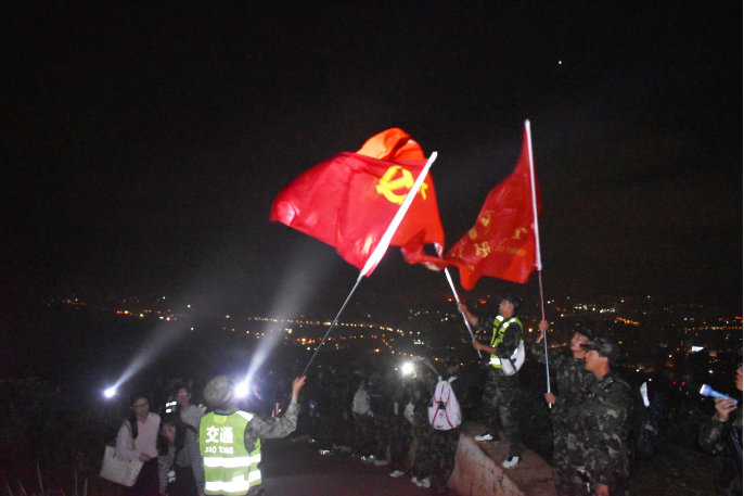 “老师，节日快乐！”云财大师生登山同庆教师节