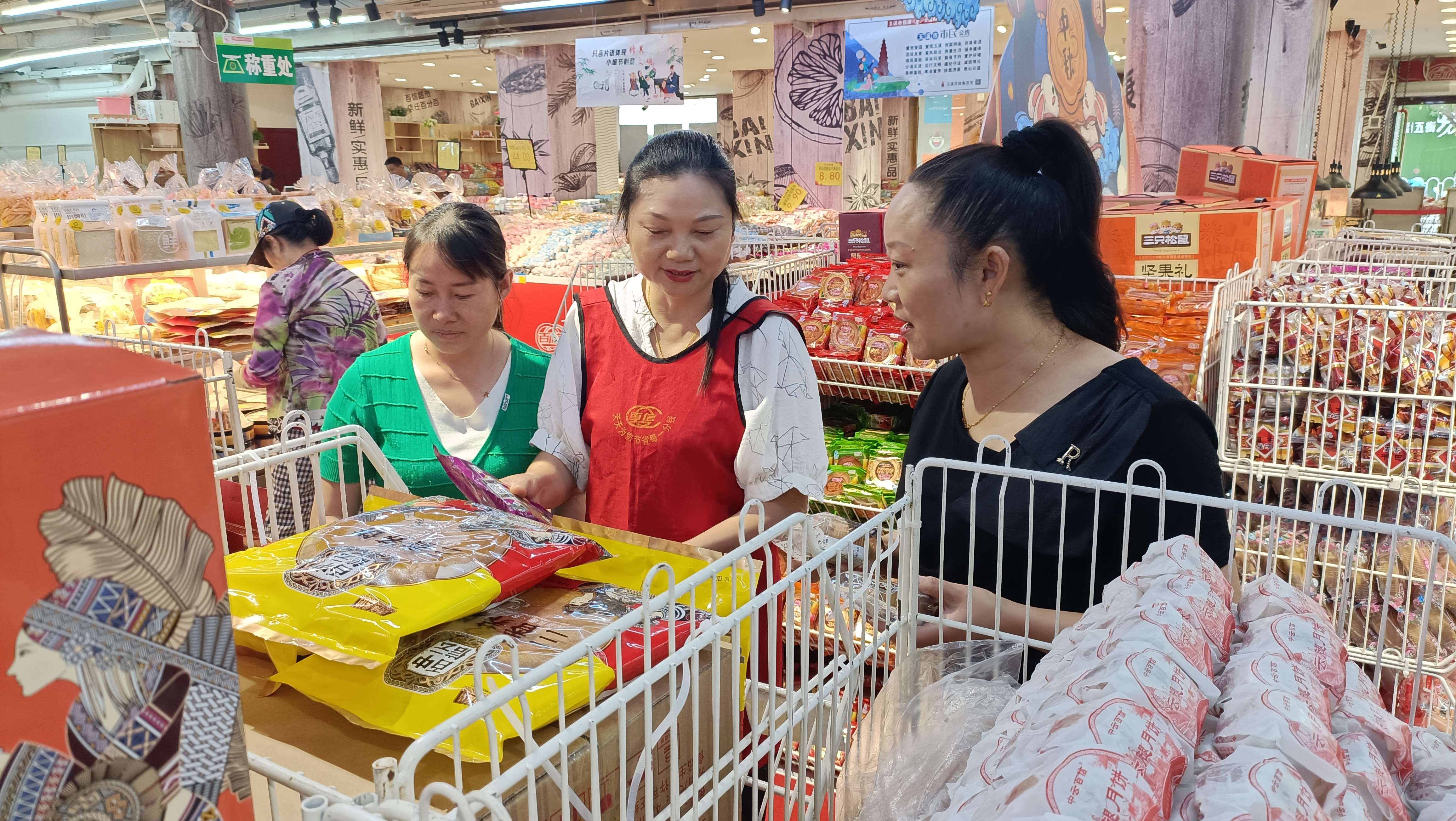 市民在玉溪百信超市挑选月饼.jpg