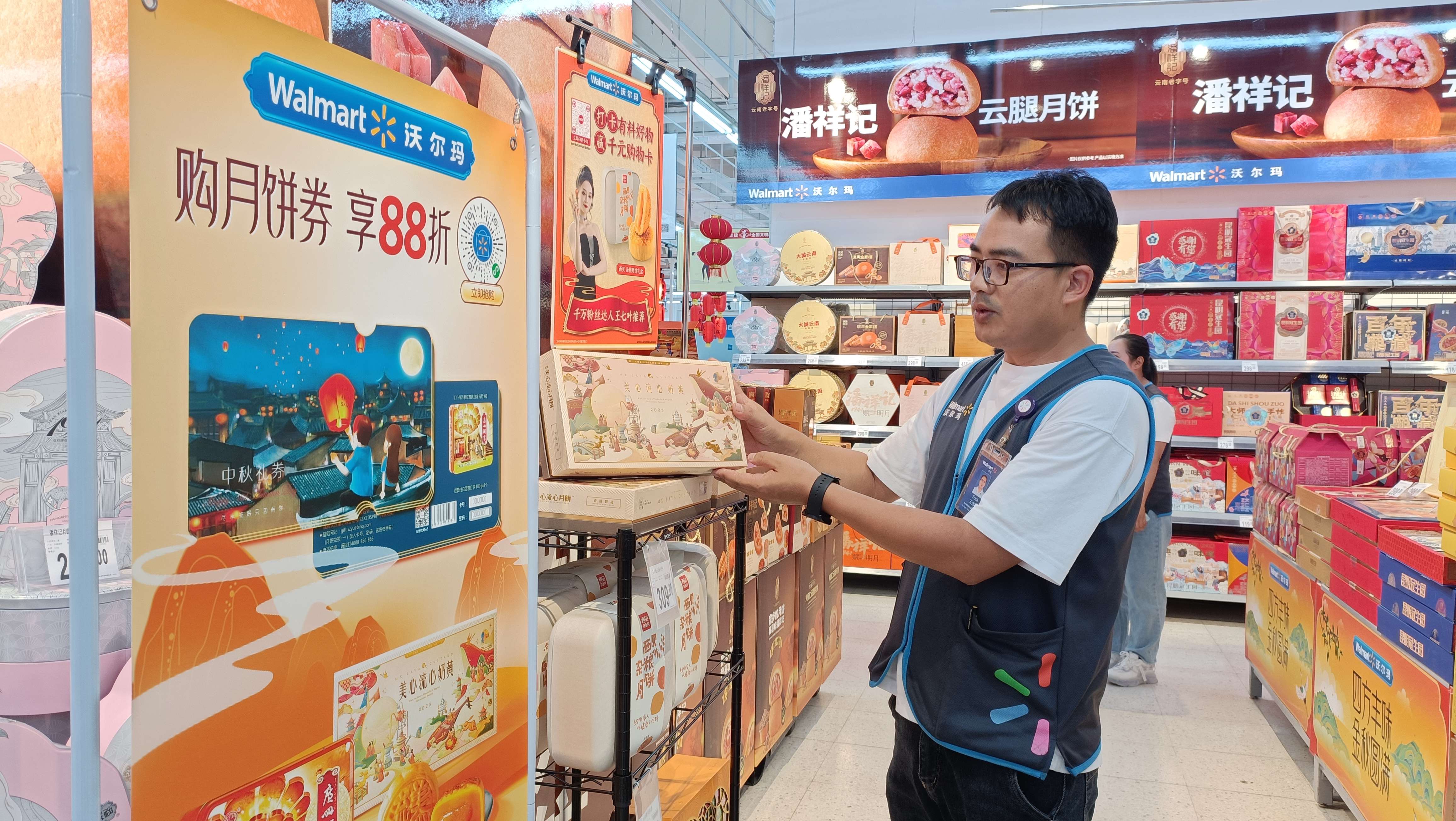 玉溪沃尔玛东风店的礼盒装月饼销售区.jpg