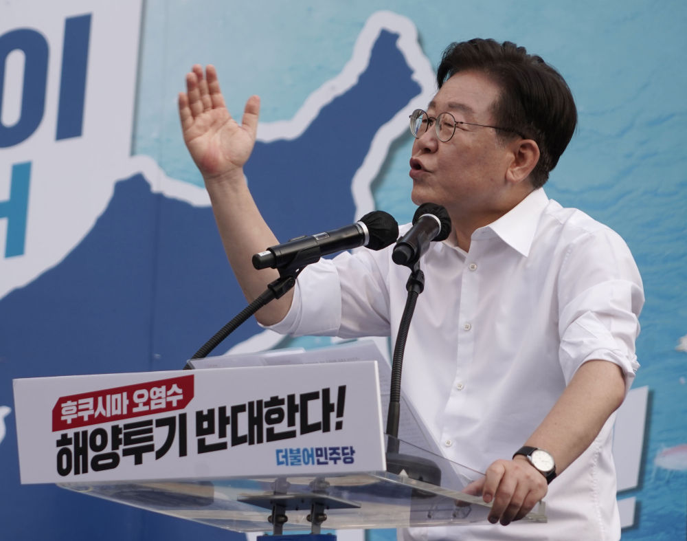 7月1日，韩国最大在野党共同民主党党首李在明在首尔举行的“谴责福岛核污染水海洋排放泛国民大会”上发言。（图据新华社）