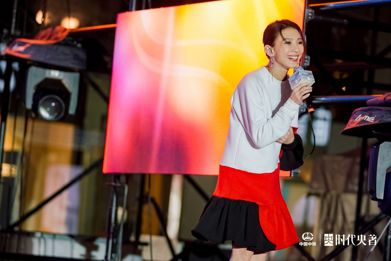 音乐才女戴佩妮与观众互动.jpg