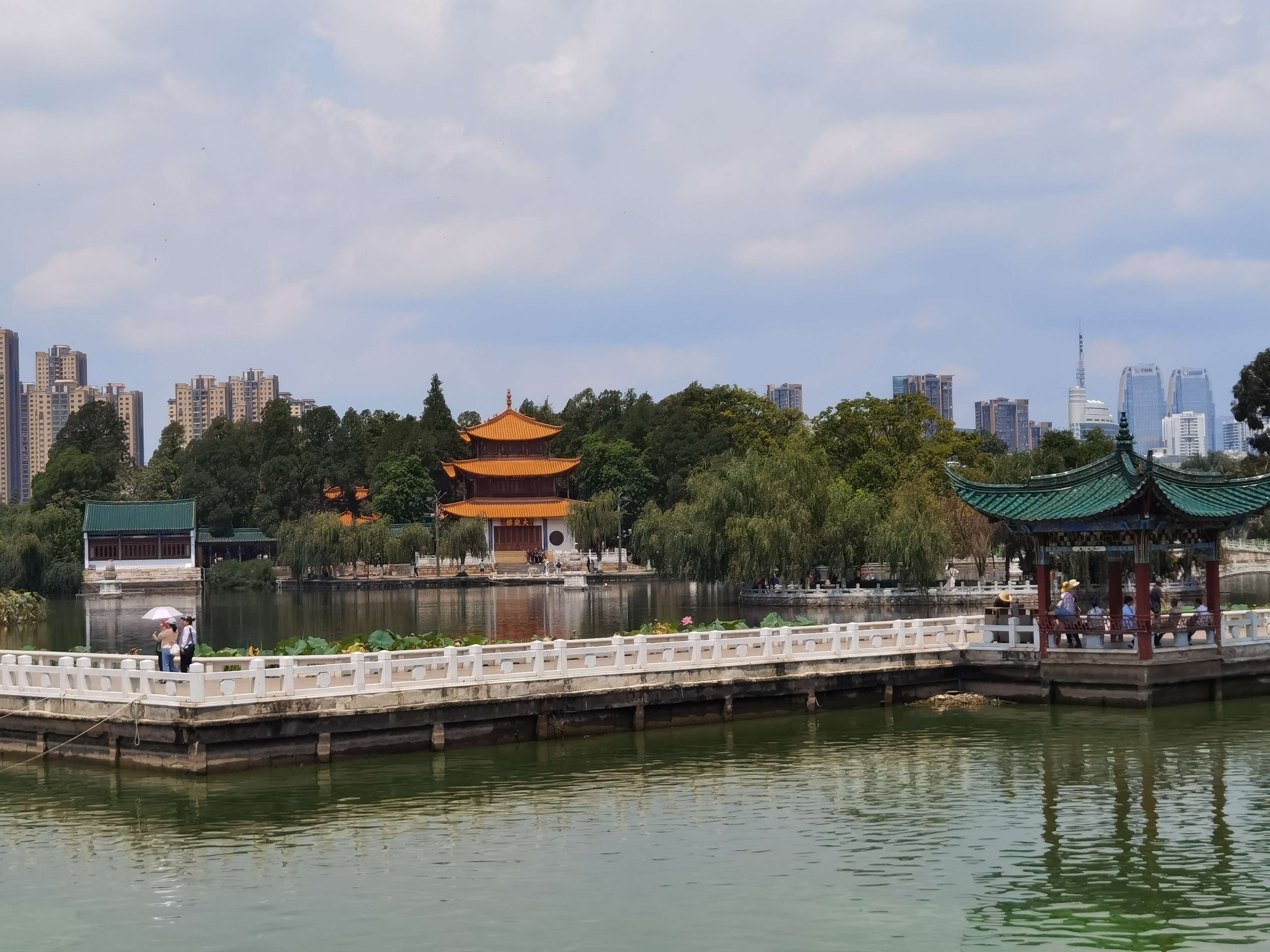 大观楼矗立在水边.jpg