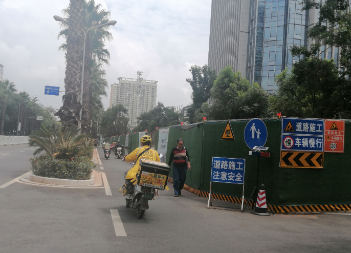 昆明西园北路占道施工近300米，人车混行存在较大安全隐患