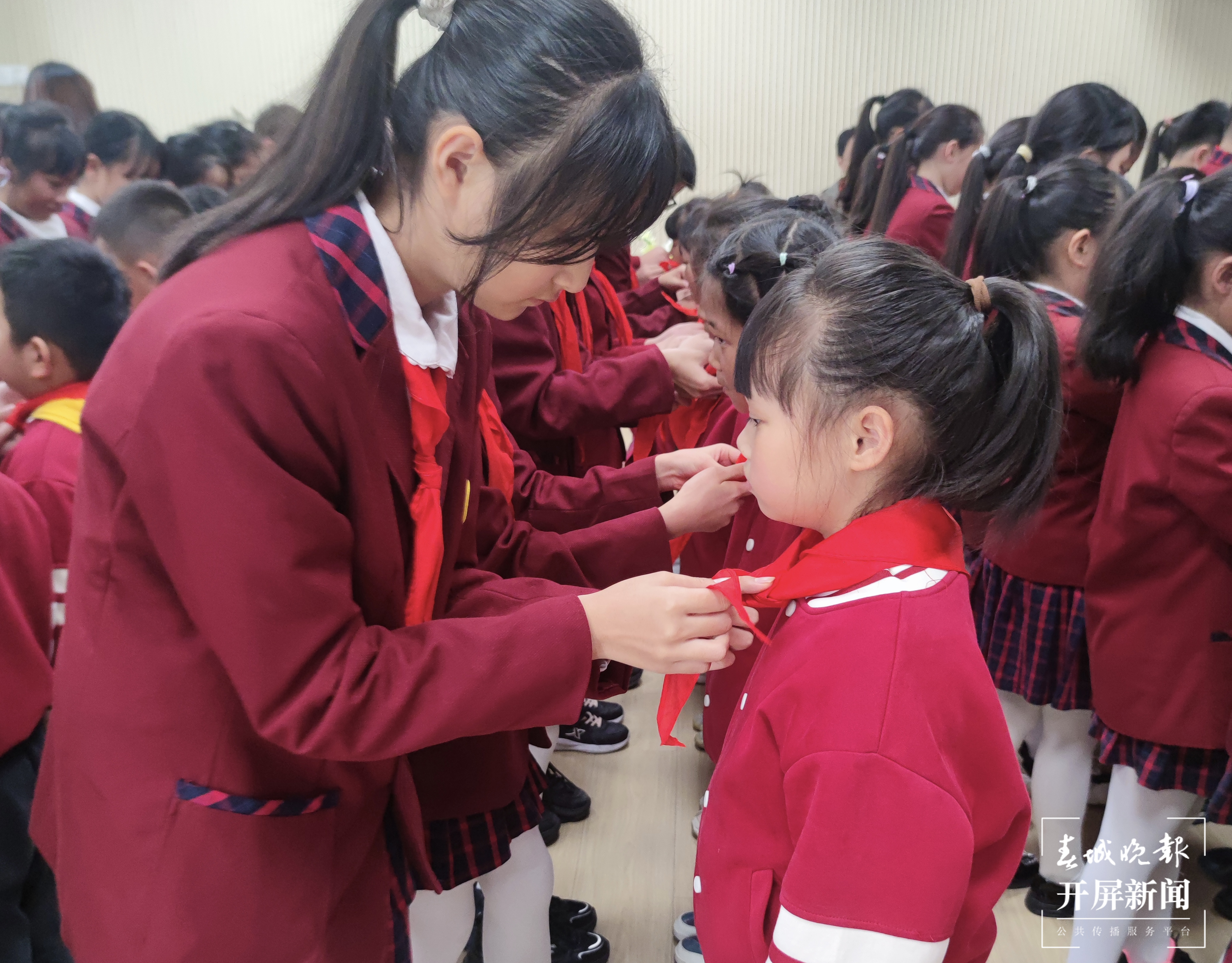 授戴红领巾2.png