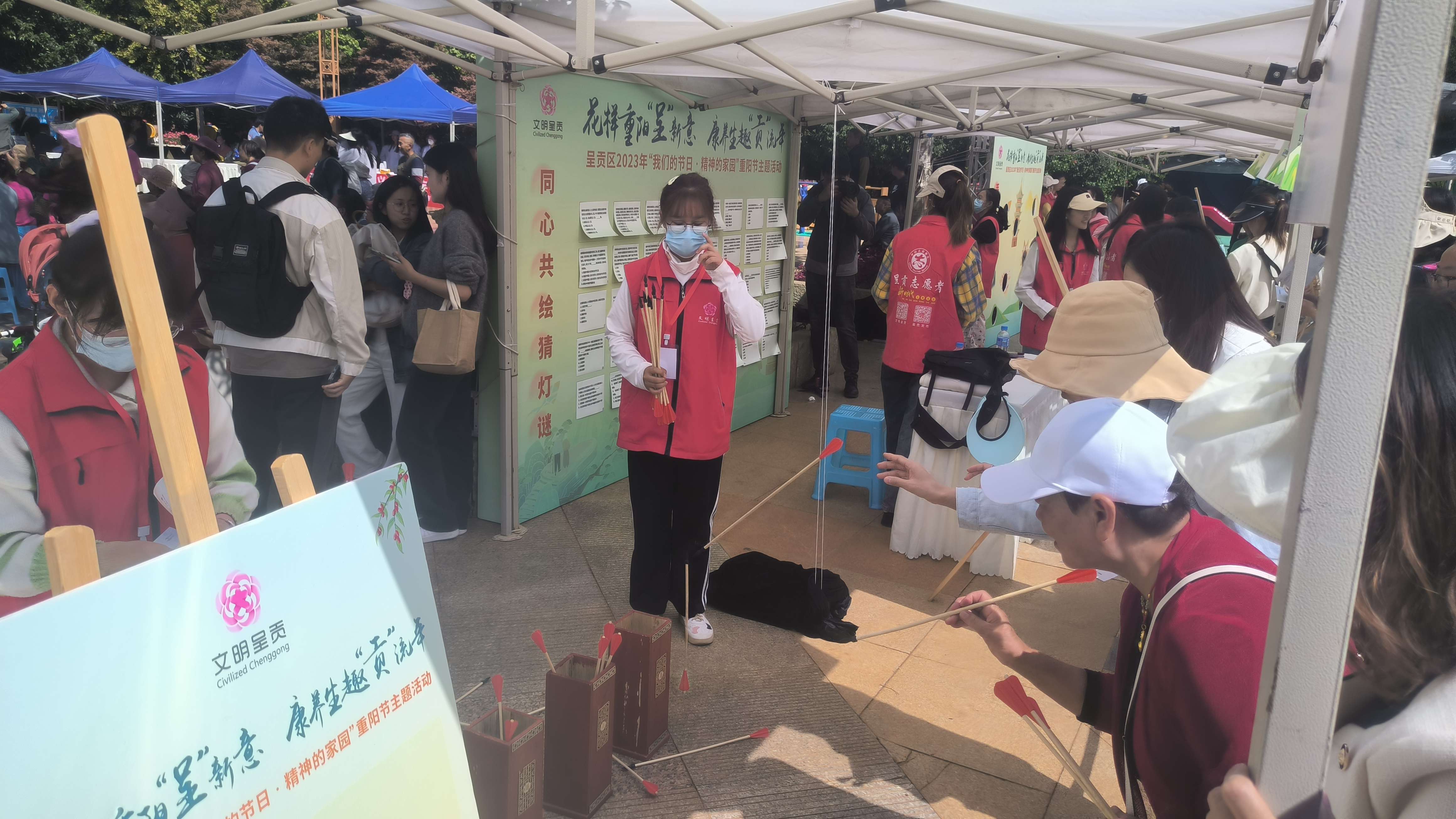 采访传编辑)重阳献礼,呈贡区开展重阳节主题活动,群众沉浸在紧张有趣的趣味投壶的游戏体验中.jpg