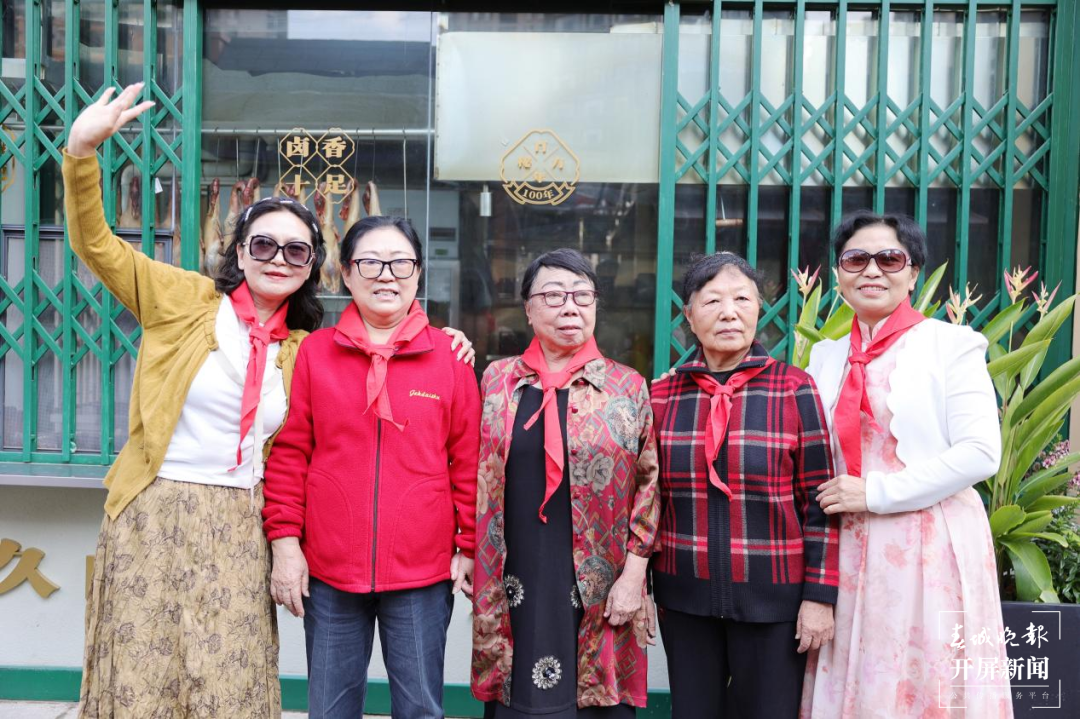 师者如灯,情暖重阳!昆明中华小学致敬退休老教师