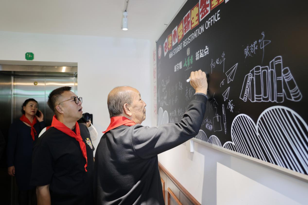 师者如灯,情暖重阳!昆明中华小学致敬退休老教师