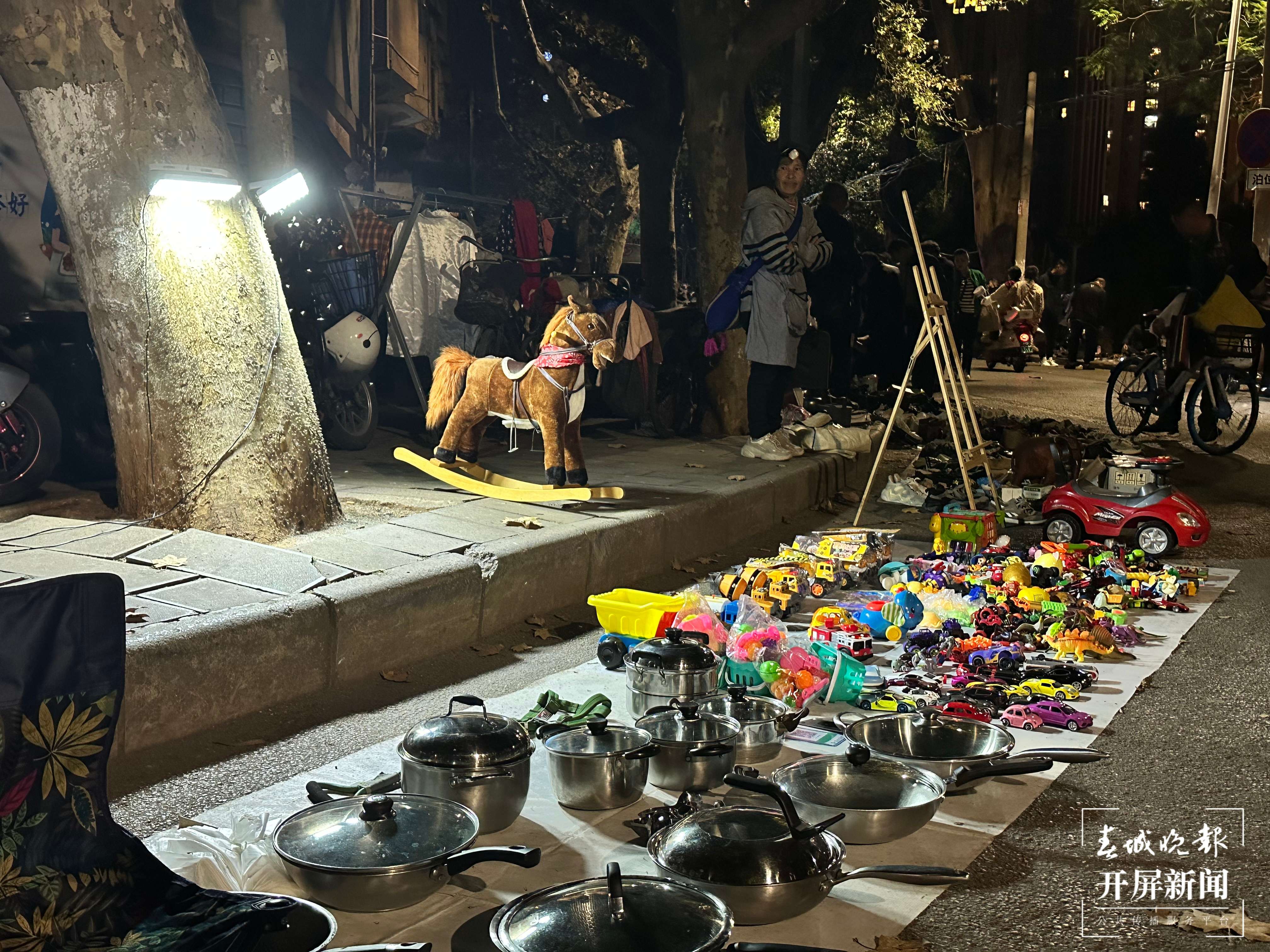 (采访传编辑)昆明这里藏着个越夜越热闹“神秘集市”,这里的商品不局限于老物件,还会有锅碗瓢盆,甚至是小孩玩具.jpg