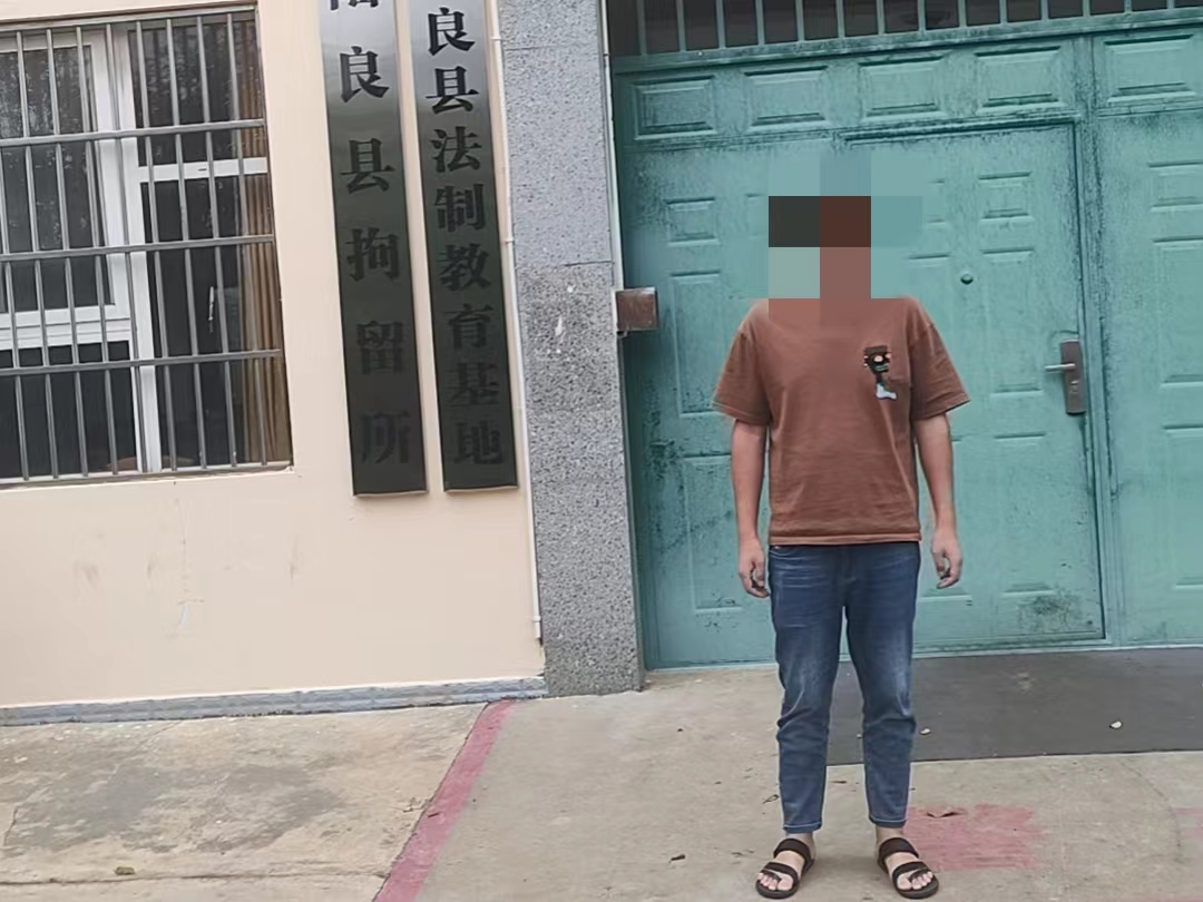 一网民在直播间进行招嫖直播(图源 云南网警)