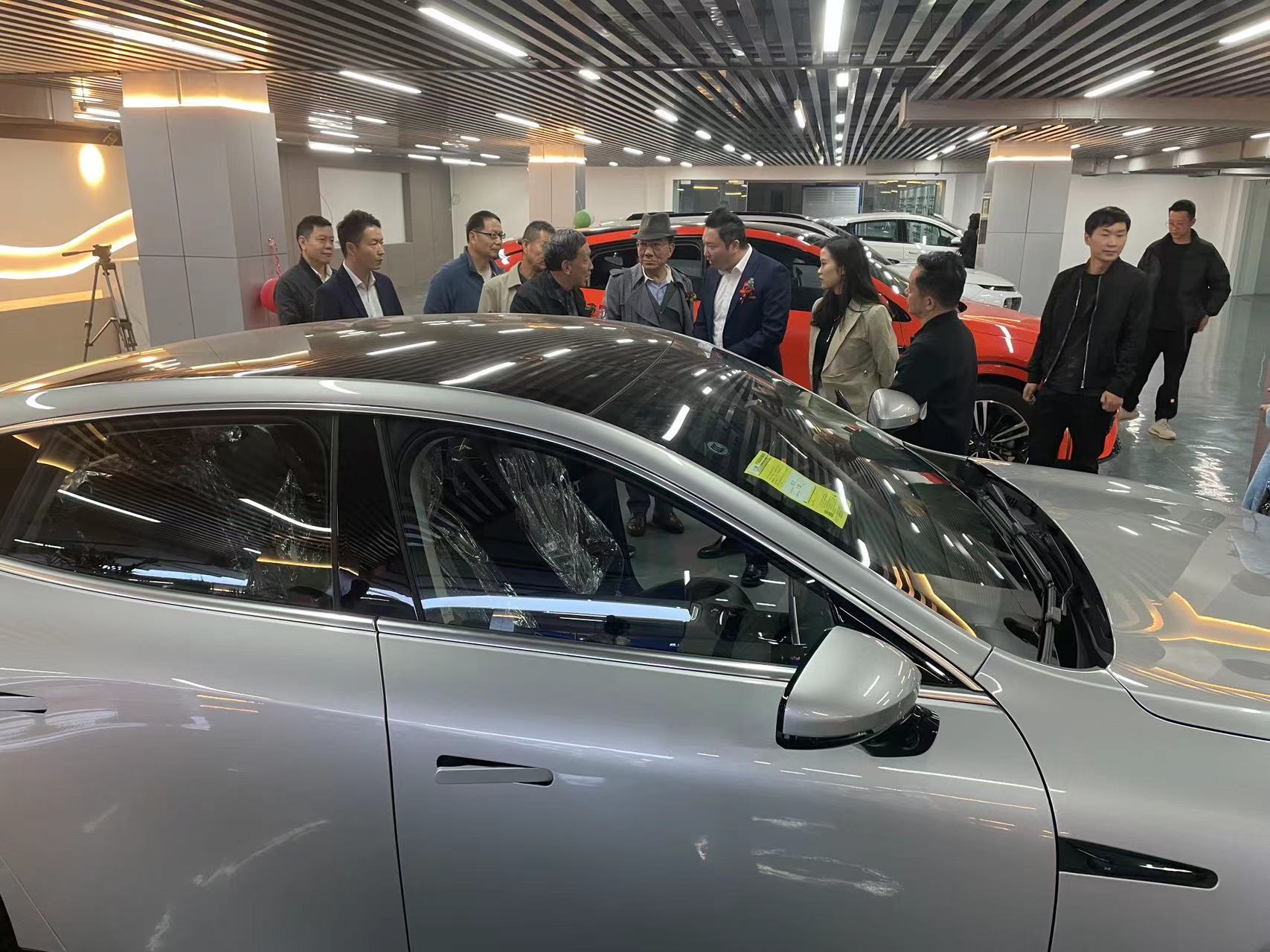 与会嘉宾参观体验新能源车的驾乘感受.jpg