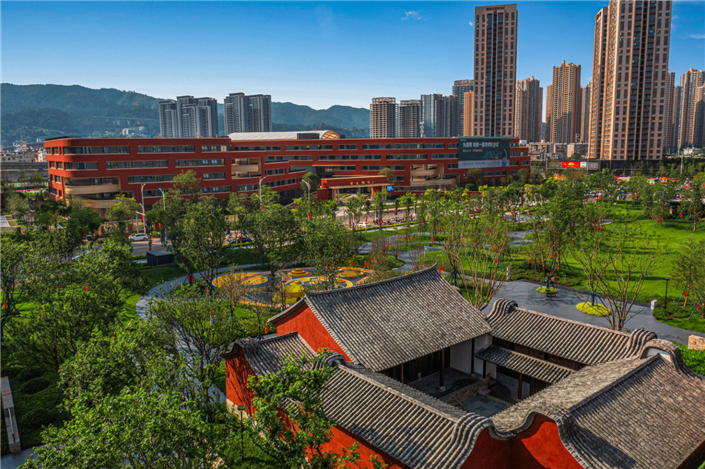 文星公园及一路之隔的云大附中西山学校实拍图.png