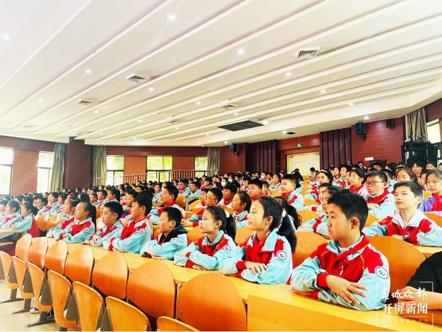 “红领巾巡讲团”走进师大附属七彩云南小学