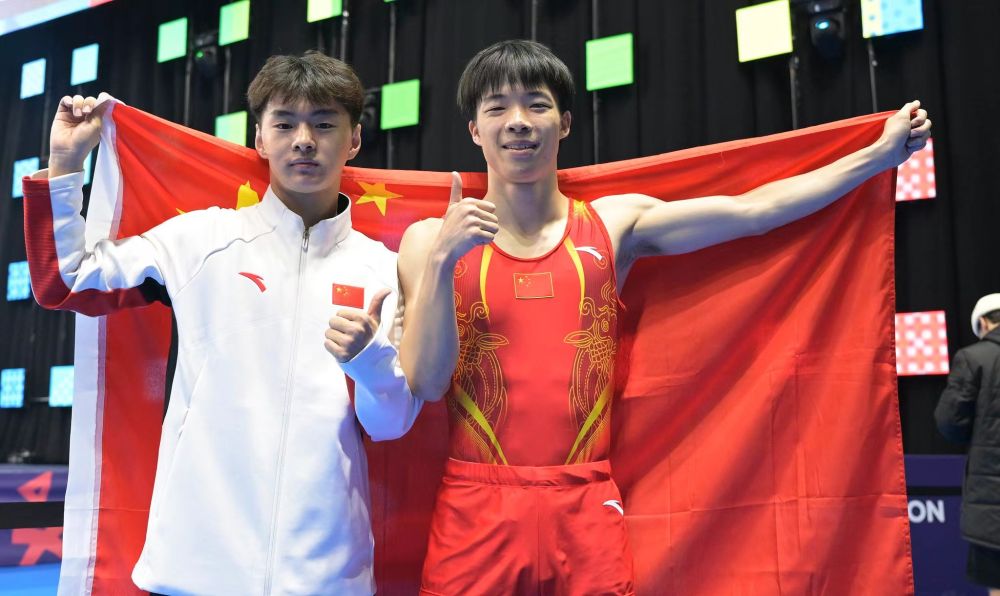 11月12日,王梓赛(左)与严浪宇在赛后合影。图片来自国际体操联合会官方社交媒体账号.jpg