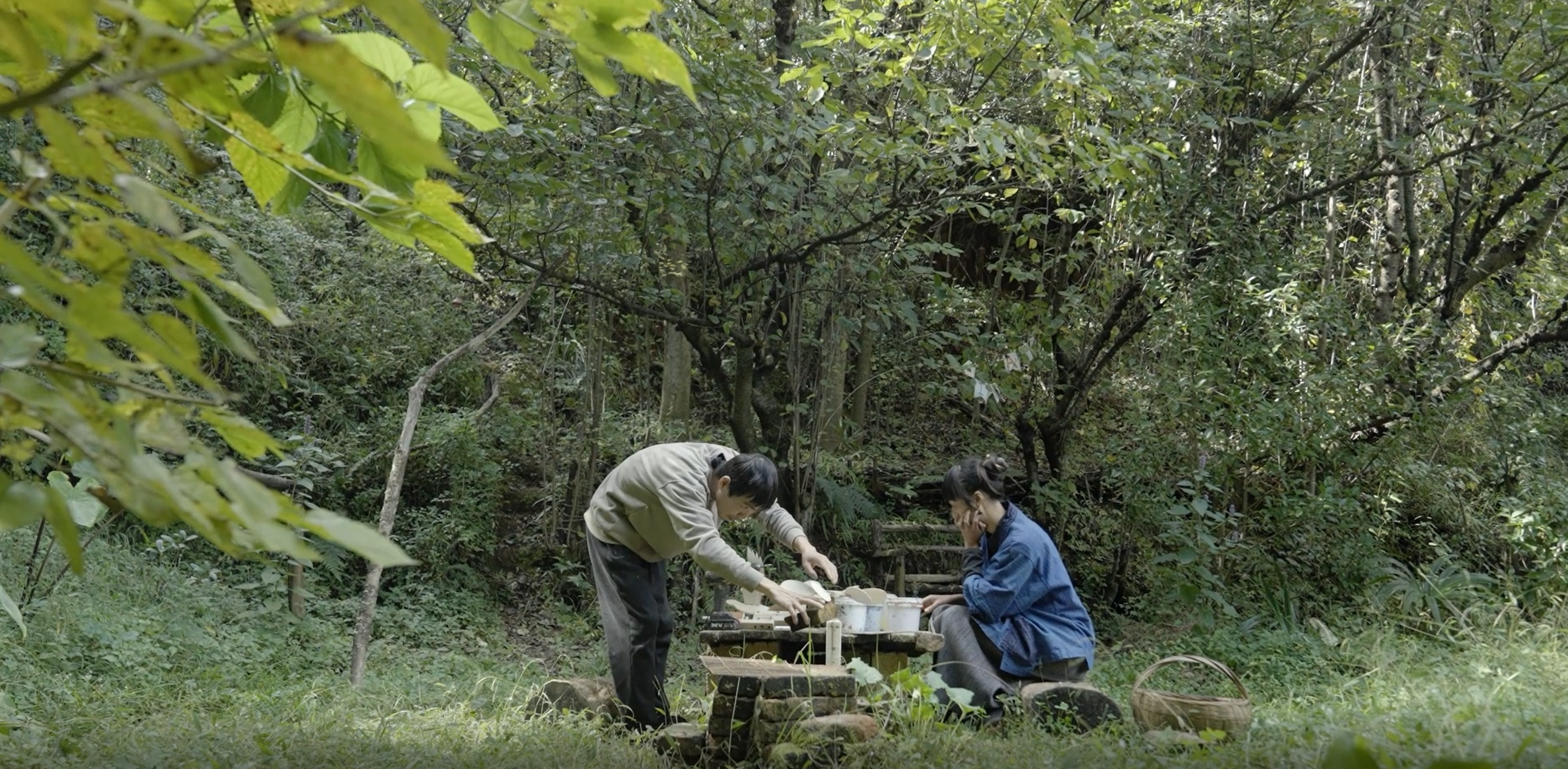 阿飞和园子在后山小院制作订制风车1.png
