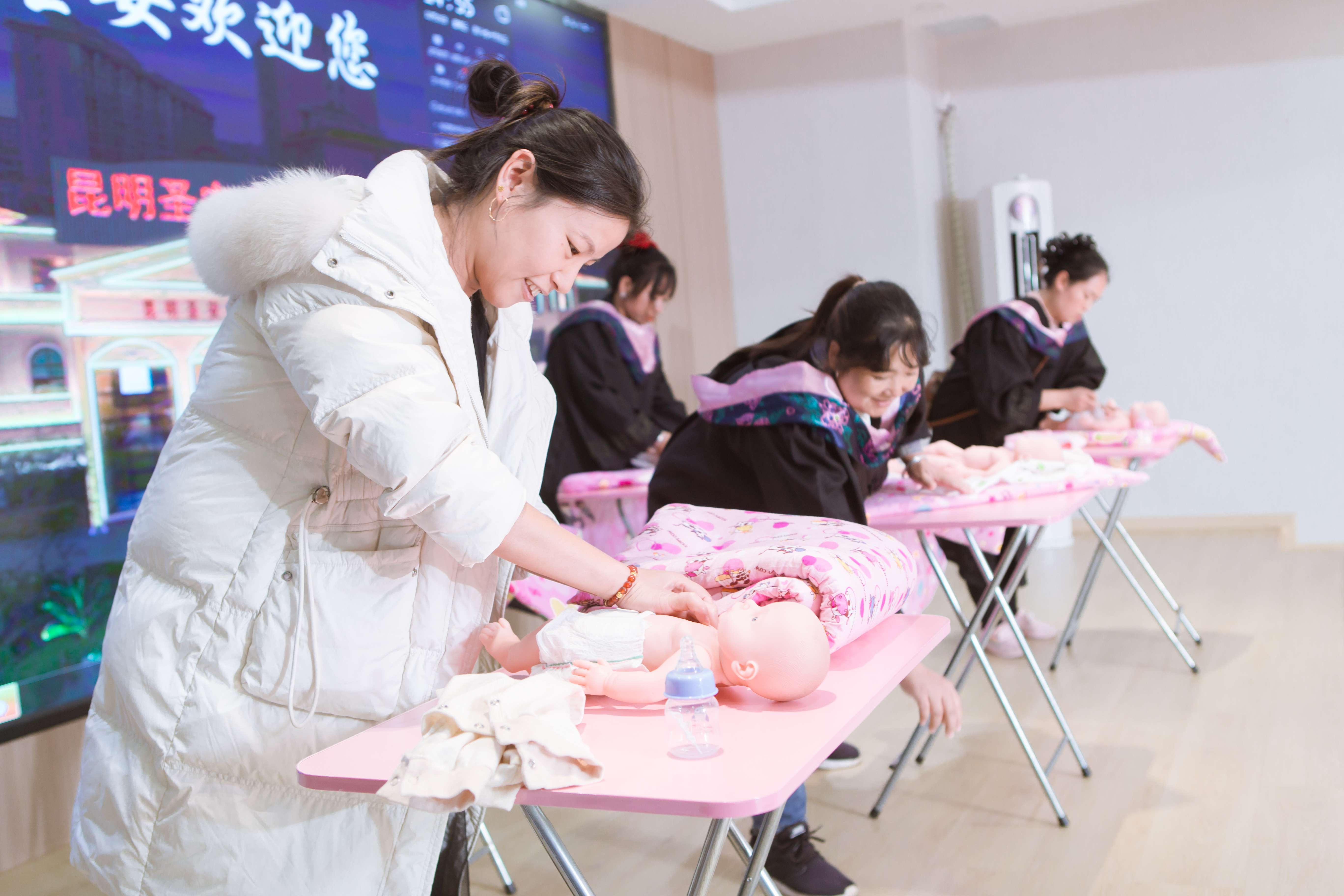 昆明圣安妇产医院-又一批“学霸妈咪”毕业啦!昆明这个医院已经坚持6年给妈妈们“讲课”