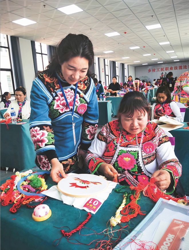 丁兰英（前左）在指导绣工进行刺绣.jpg