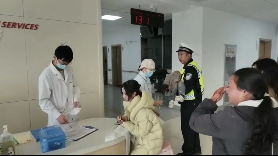 昭阳交警警车开道、护送受伤孩童就医.jpg