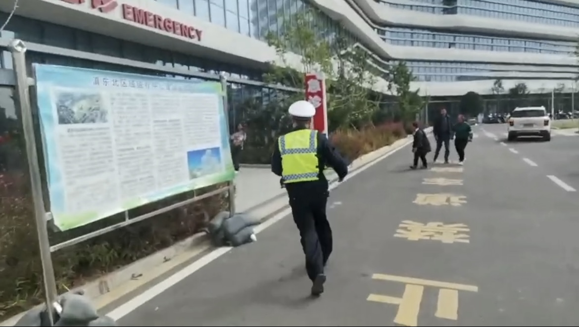 昭阳交警警车开道、护送受伤孩童就医2.jpg