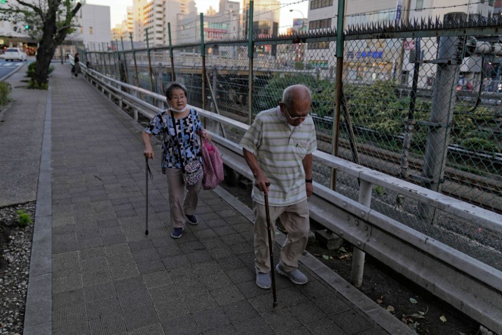 9月18日,两位老人在日本东京巢鸭附近散步。新华社记者 张笑宇 摄
