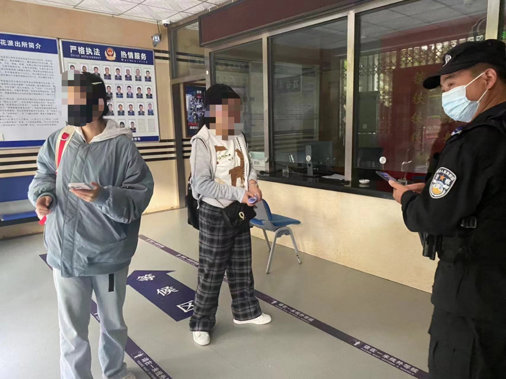 国考两名考生忘带身份证 特警及时救助顺利参加考试
