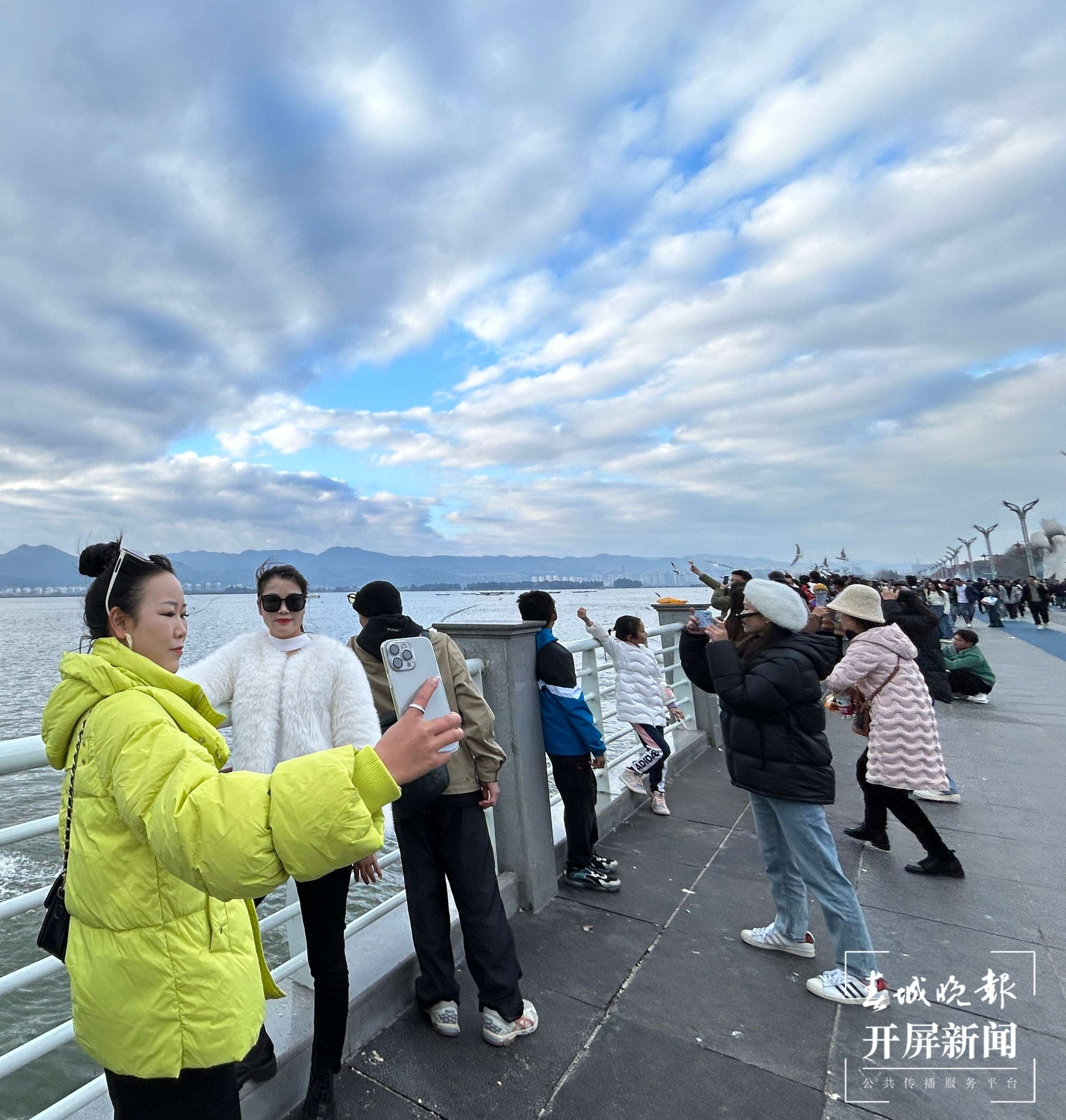 来自贵州的游客前来打卡留影.jpg