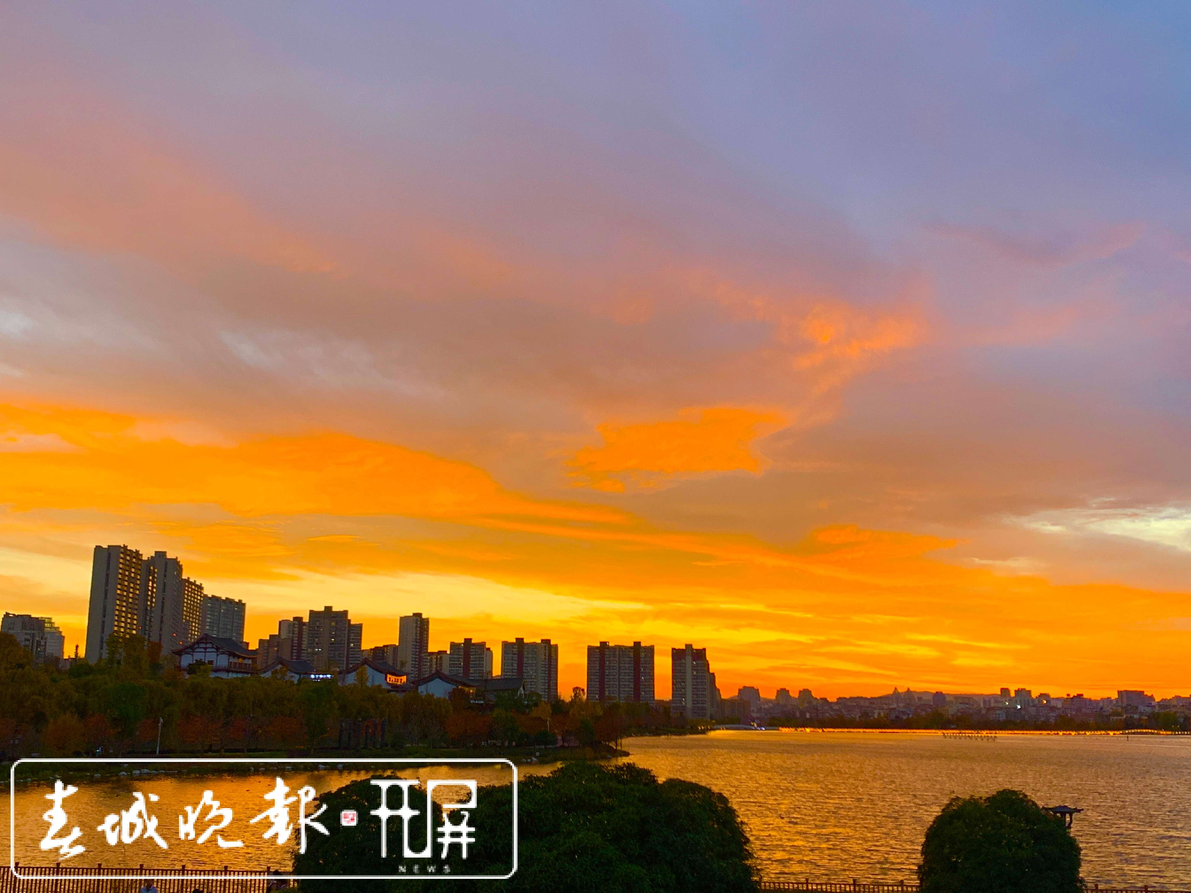 昭通城28日晚霞满天美如画.jpg