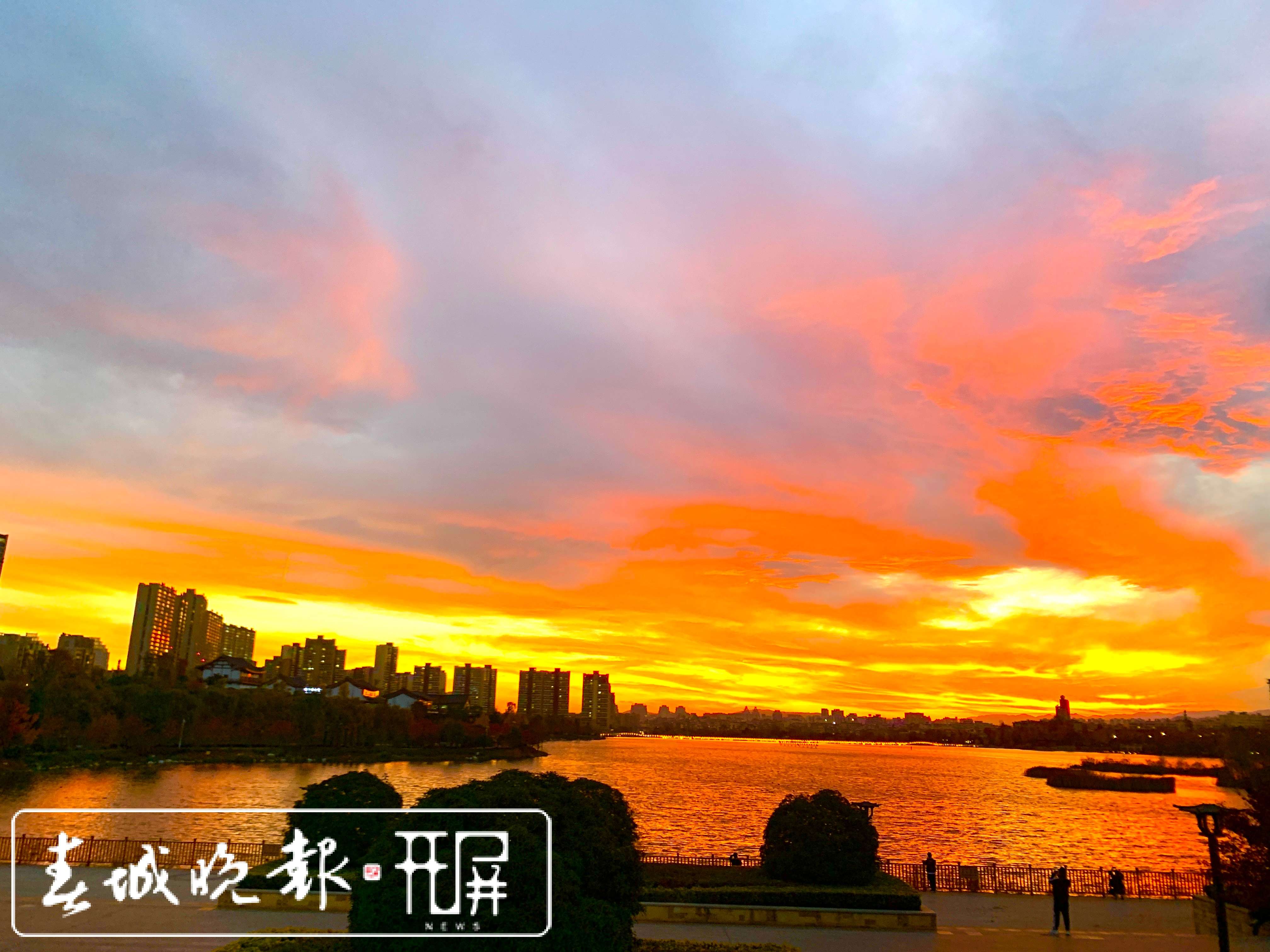 昭通城28日晚霞满天美如画1.jpg
