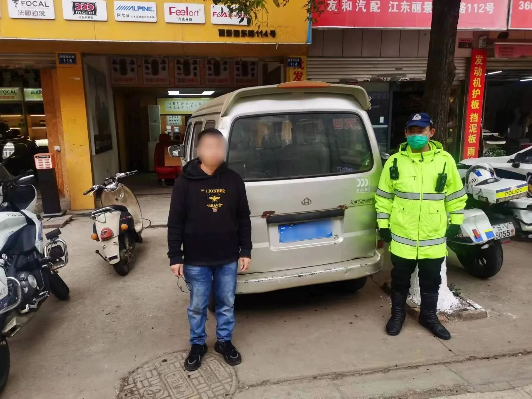 男子无证驾驶逾期未检车辆上路,结果……