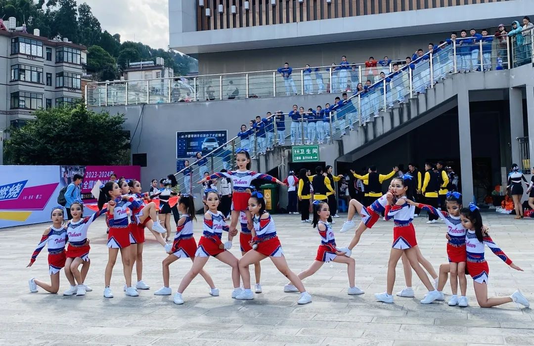 喜报!西林附中啦啦操队在全省锦标赛中获得优异成绩