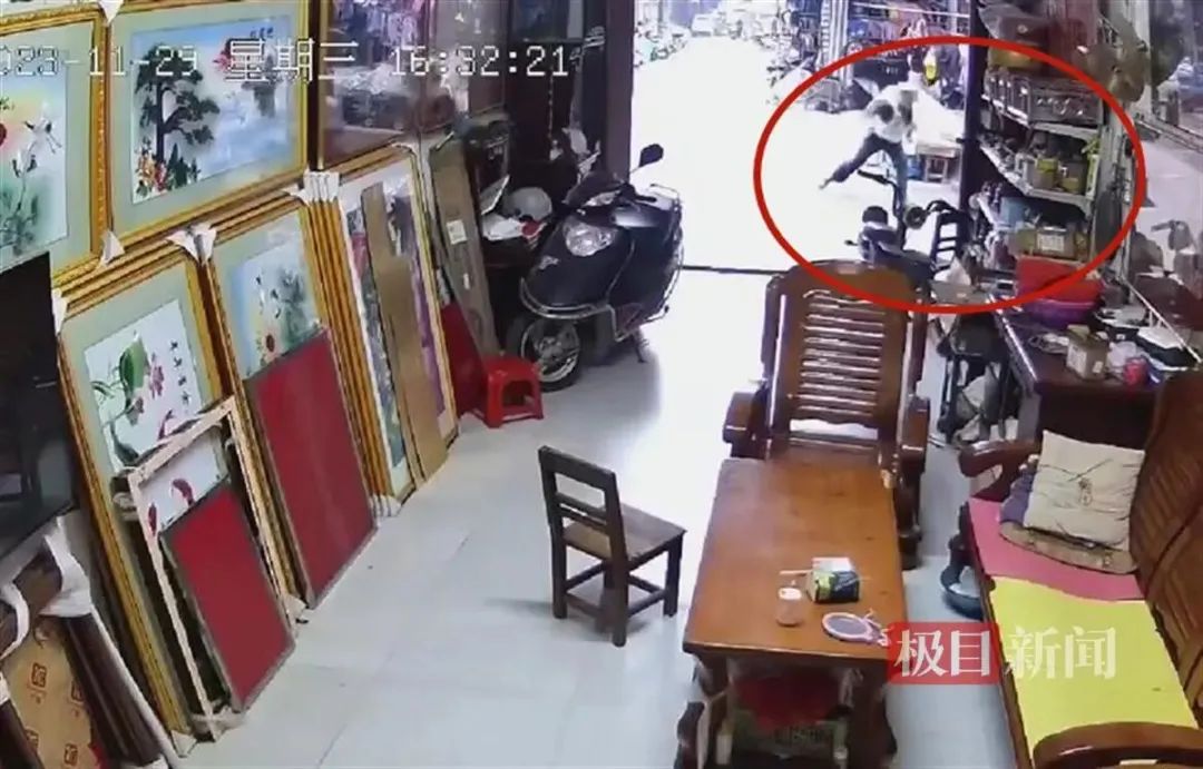 官方通报：涉事警务人员已停职！