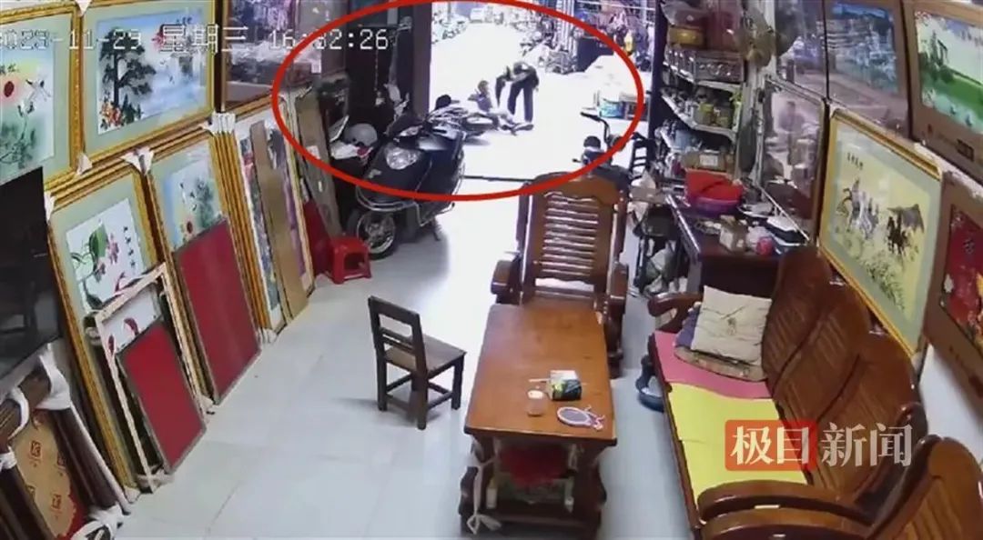 官方通报：涉事警务人员已停职！