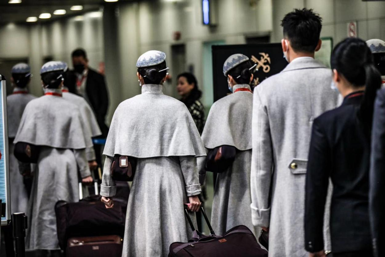 附图2：北京—波士顿航班机组人员有序登机.png