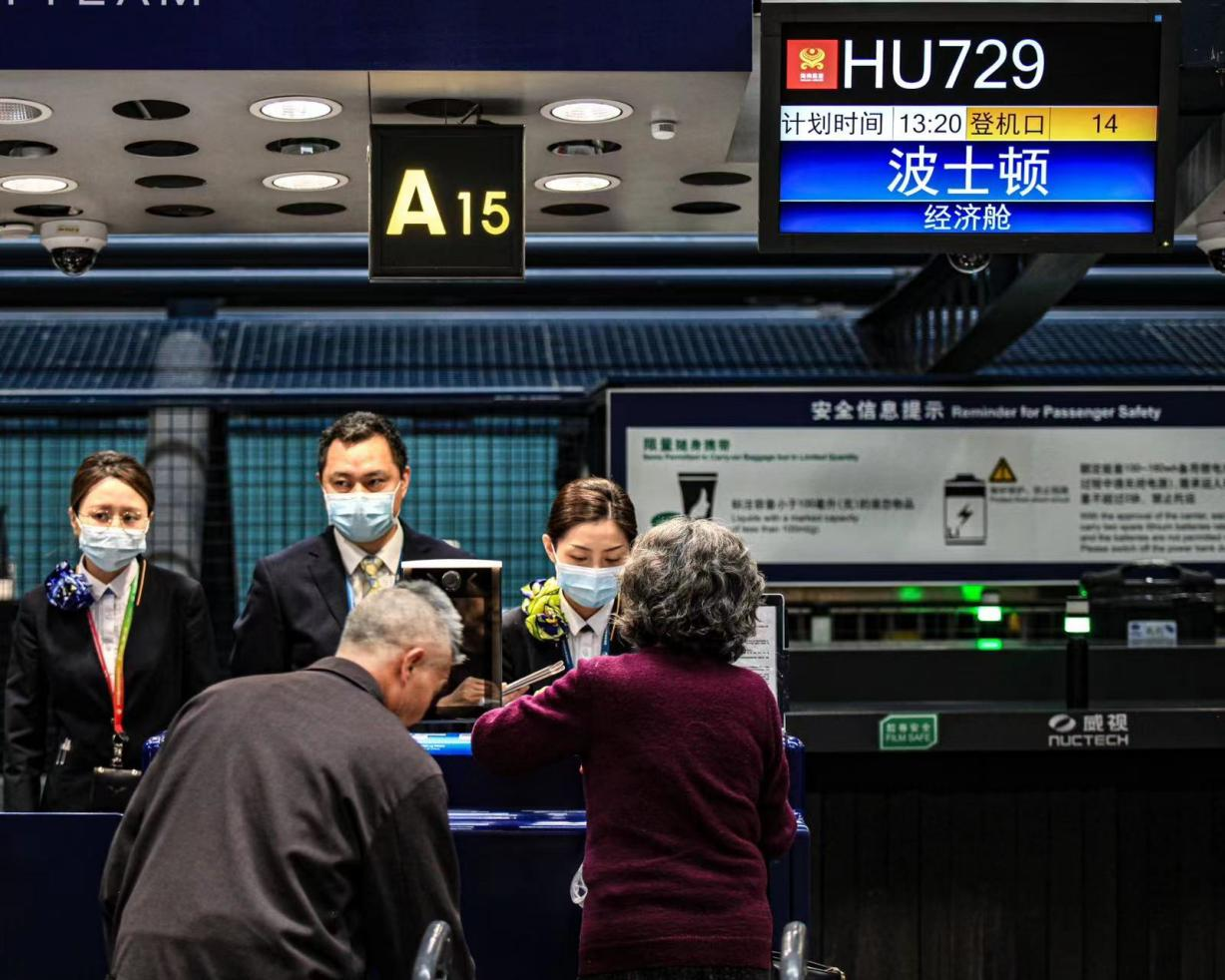 附图4：北京—波士顿航班旅客有序办理值机手续.png
