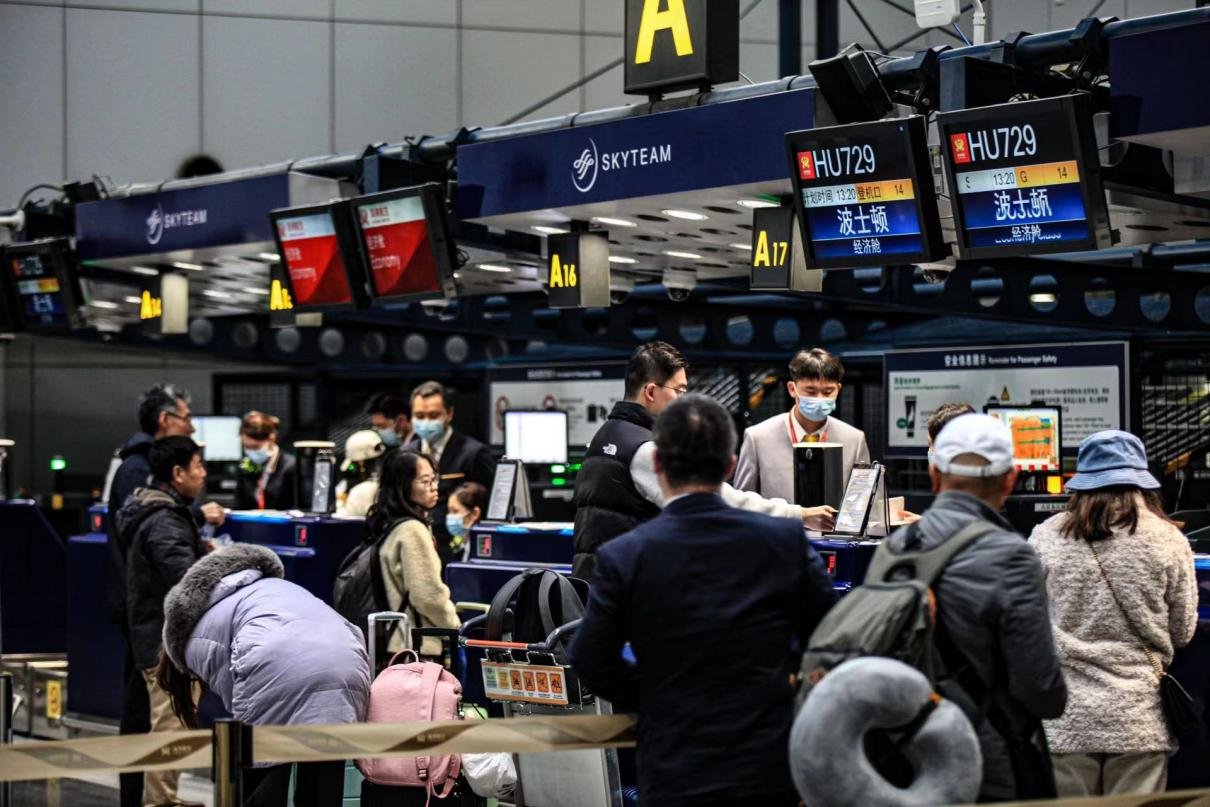 附图3：北京—波士顿航班旅客有序办理值机手续.png