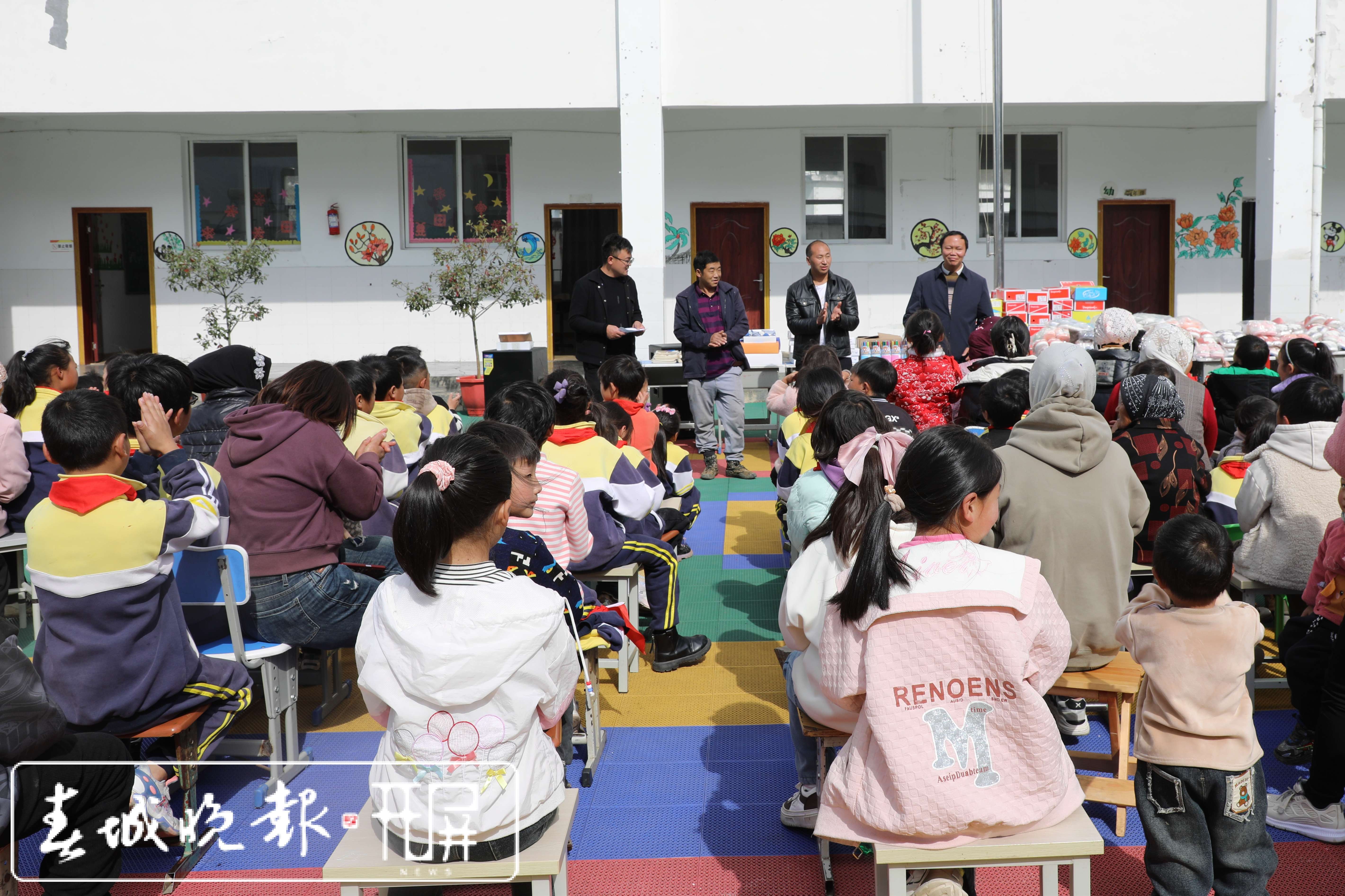 发放爱心物资现场 (1).JPG
