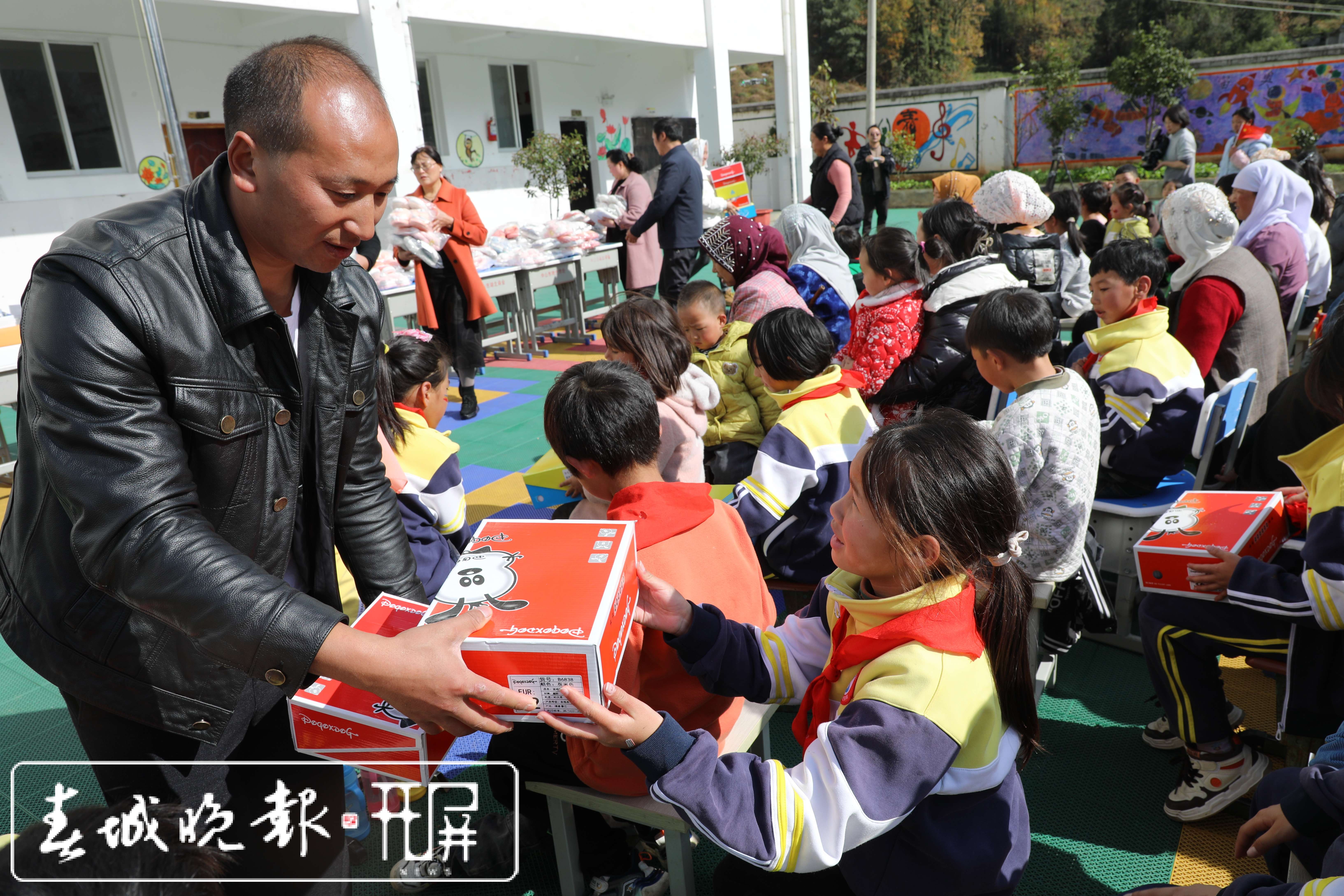 村支书发放爱心物资.JPG