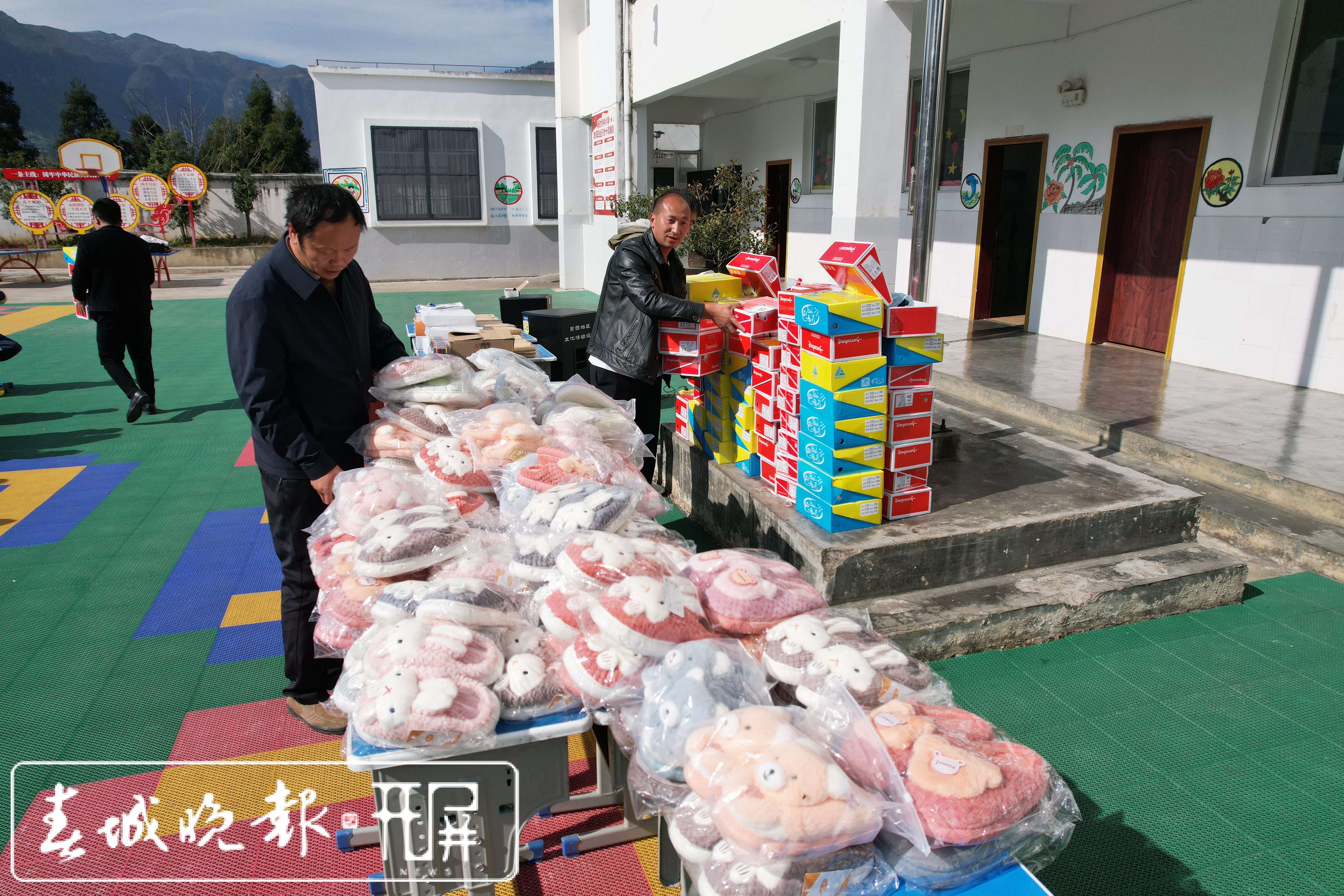 爱心物资发放现场 (2).JPG
