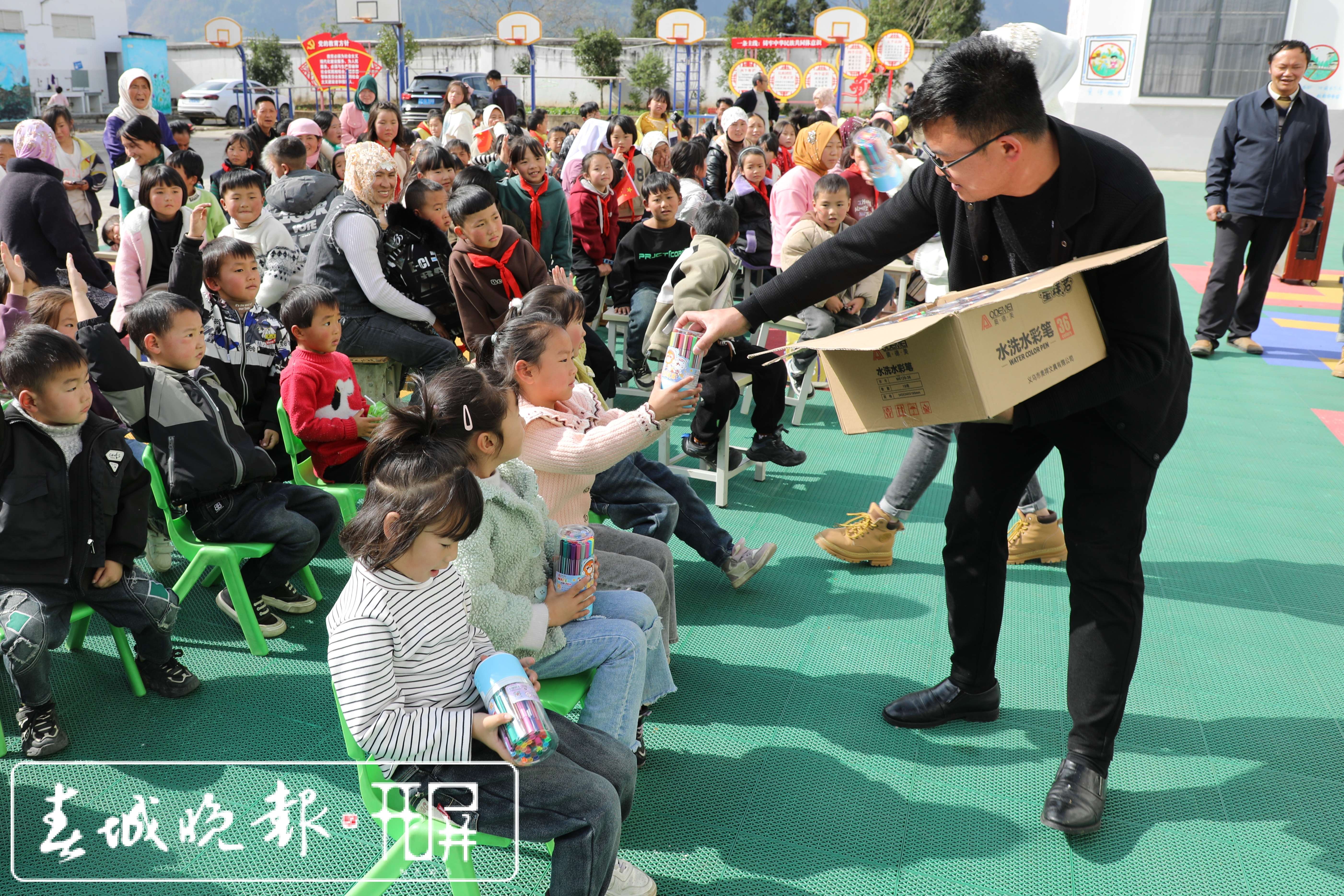 老师发放水彩笔.JPG