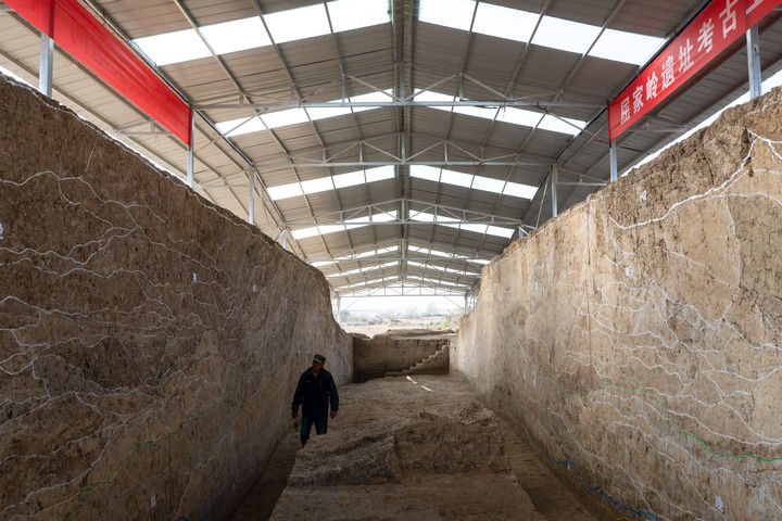 12月4日，考古人员在熊家岭水坝遗址现场进行考古工作。新华社记者肖艺九摄.jpg