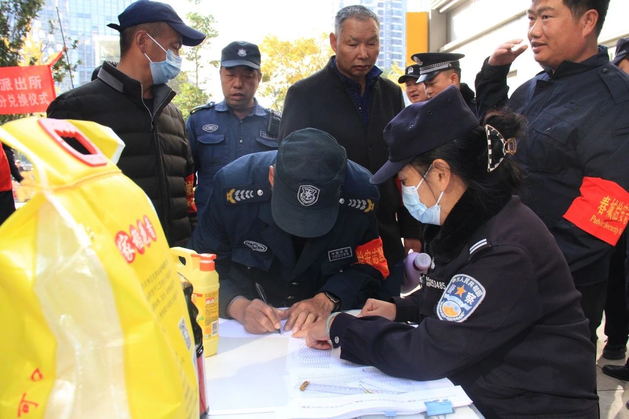 茭菱所、反诈中心组织开展春城“红袖标”积分兑换暨打击治理“两卡”反诈宣传活动